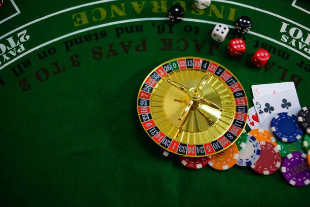 Meja roulette live dengan dealer profesional dan kamera multi-sudut di studio bayarjitu
